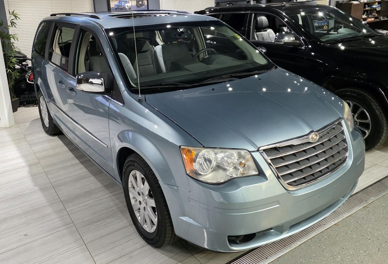 2010 Chrysler Town & Country TOURING Photo