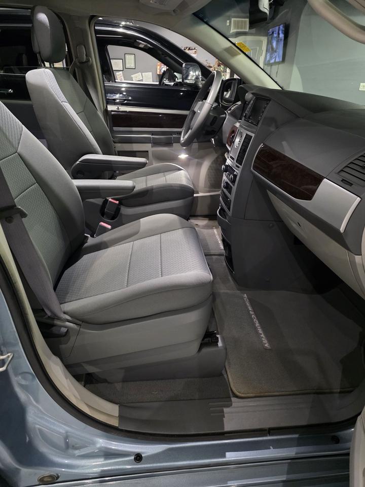 2010 Chrysler Town & Country TOURING Photo