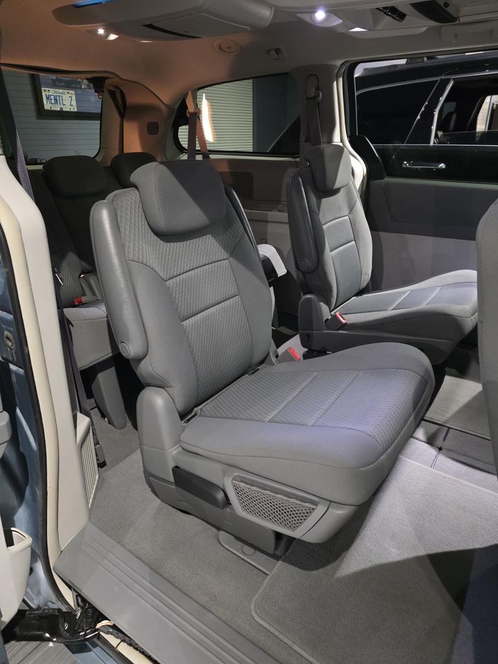 2010 Chrysler Town & Country TOURING Photo