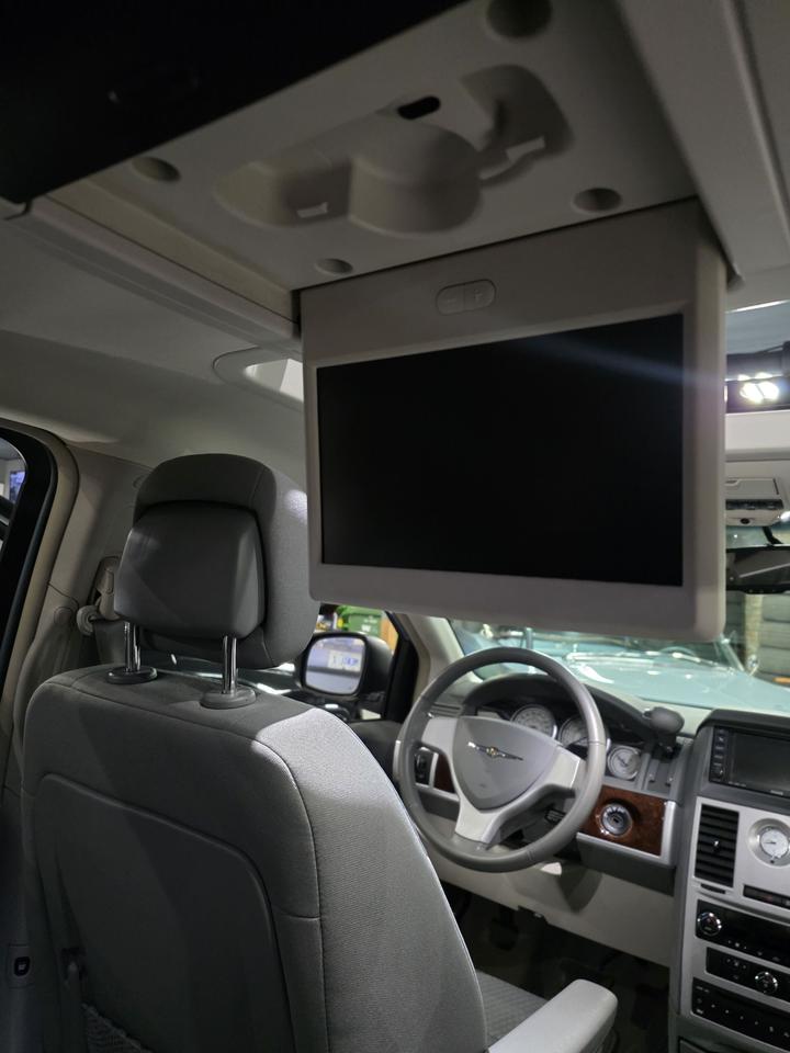 2010 Chrysler Town & Country TOURING Photo