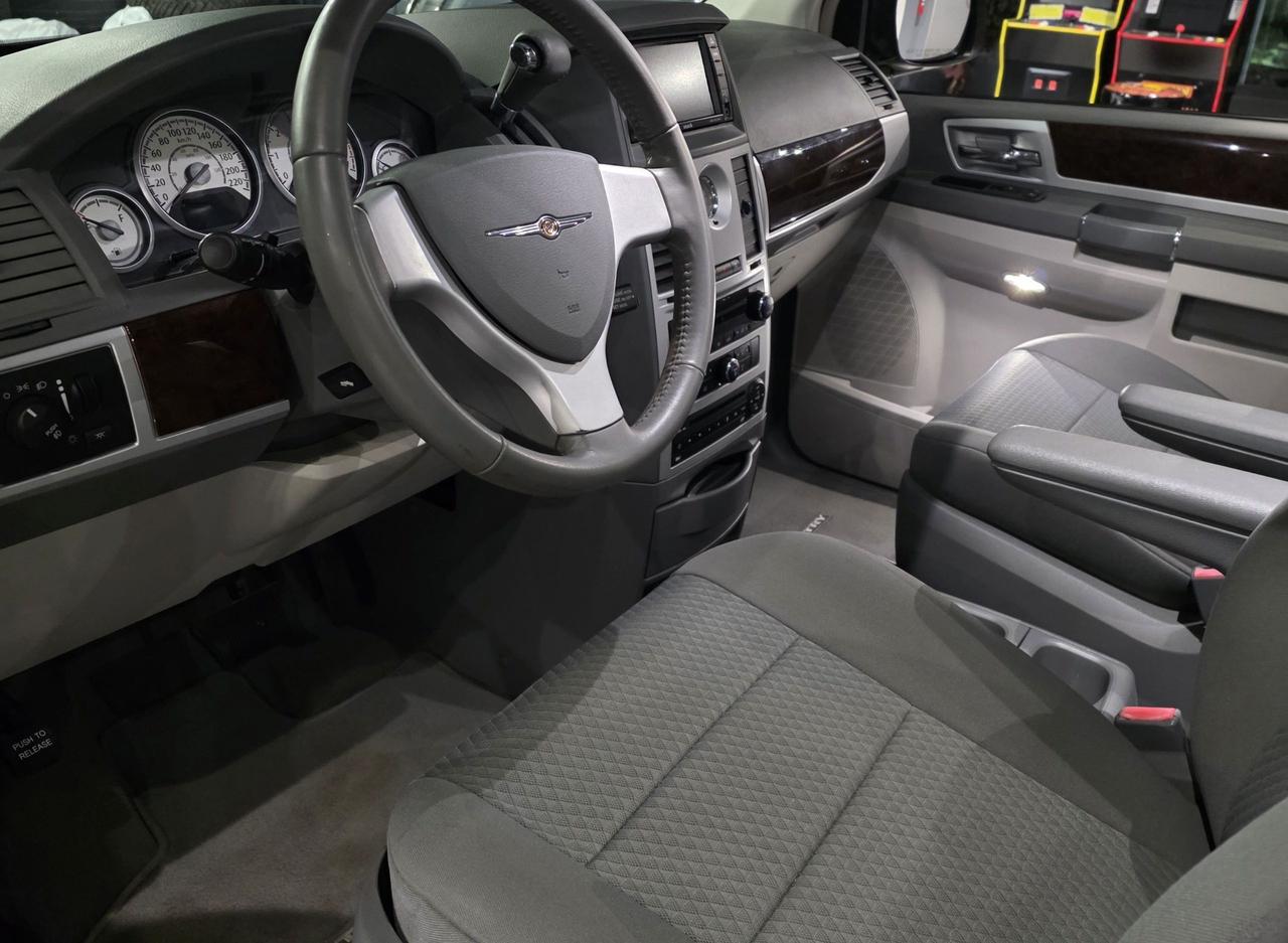 2010 Chrysler Town & Country TOURING Photo