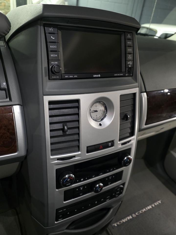 2010 Chrysler Town & Country TOURING Photo