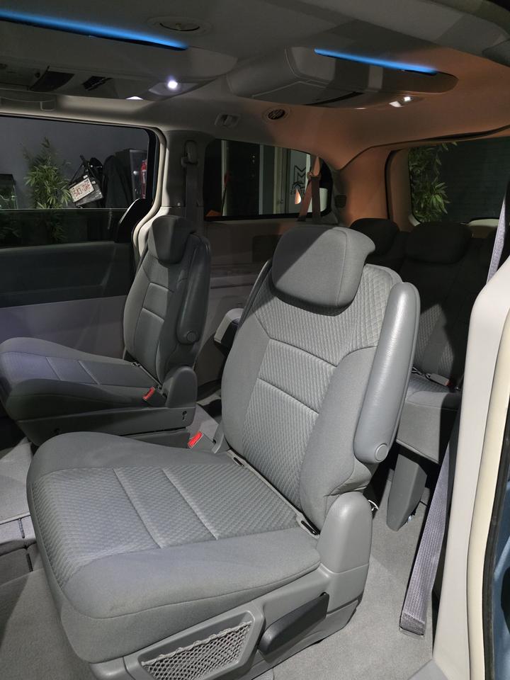 2010 Chrysler Town & Country TOURING Photo