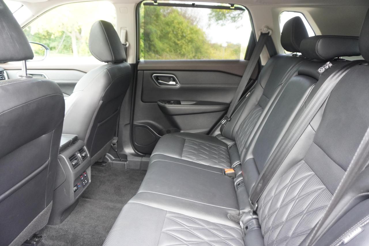 2021 Nissan Rogue ONE OWNER / NO ACCIDENTS  / PLATINUM / BLACK LEATHER / AWD Photo