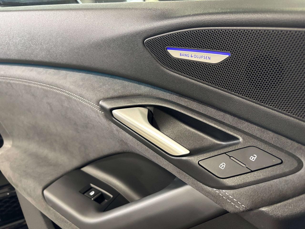 2027 Audi SQ6 e-tron Technik|QUATTRO|NOLUXTAX|MASSAGE|PASSENGERDISPLAY| Photo