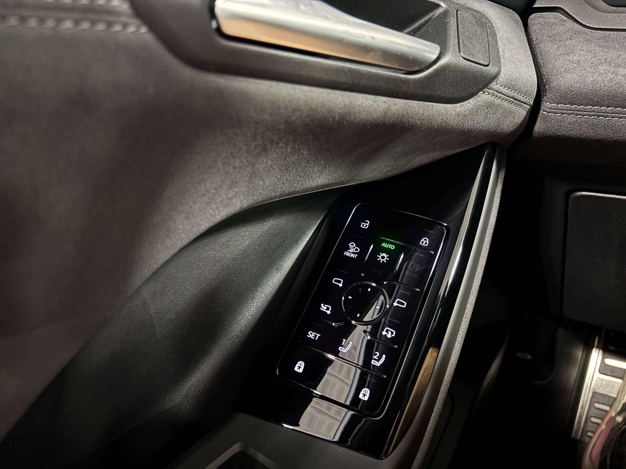 2027 Audi SQ6 e-tron Technik|QUATTRO|NOLUXTAX|MASSAGE|PASSENGERDISPLAY| Photo
