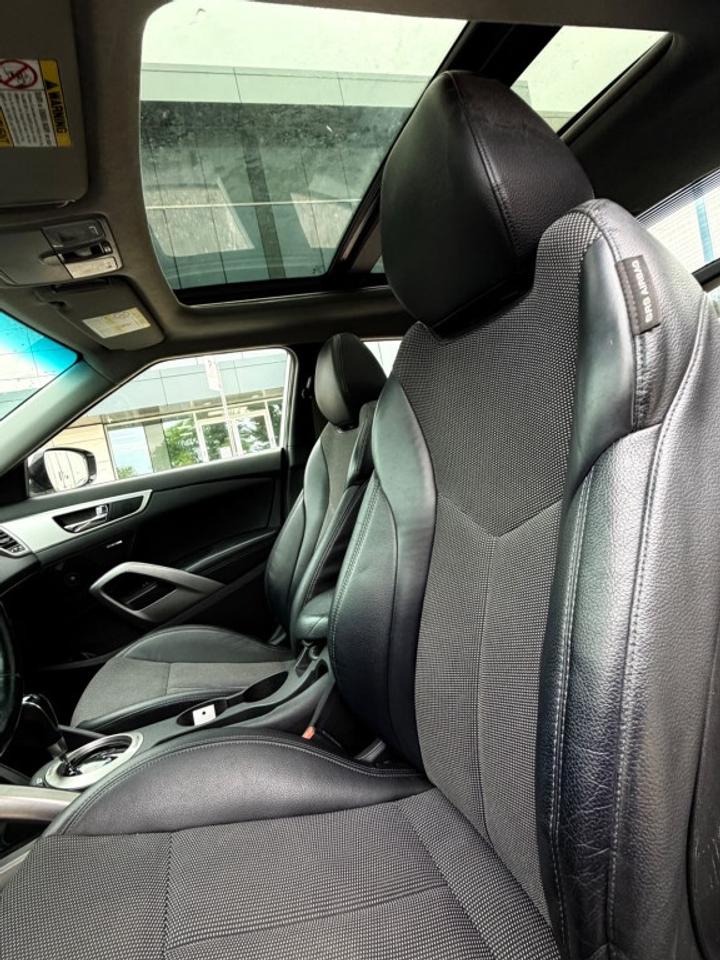 2015 Hyundai Veloster 3dr Cpe Auto w/Tech Photo