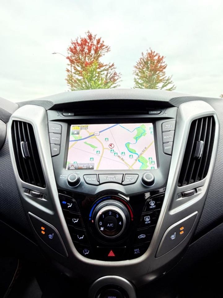 2015 Hyundai Veloster 3dr Cpe Auto w/Tech Photo