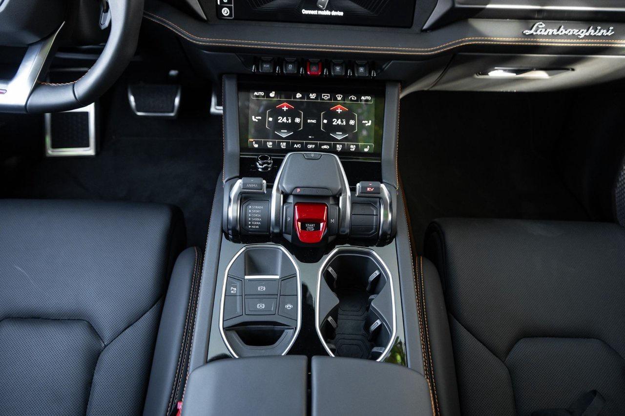 2025 Lamborghini Urus SE Photo