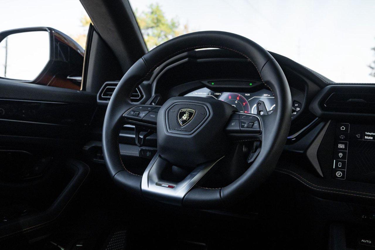 2025 Lamborghini Urus SE Photo