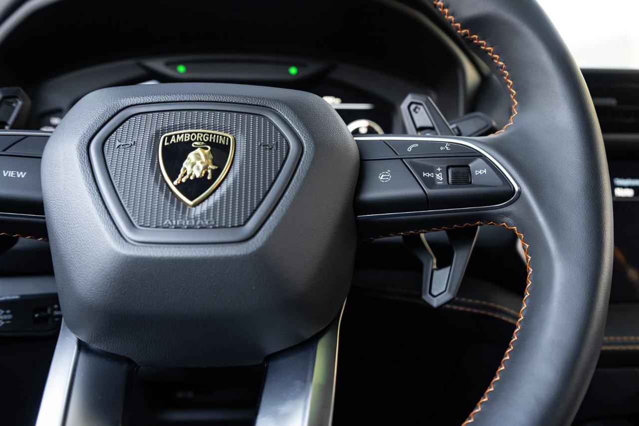 2025 Lamborghini Urus SE Photo