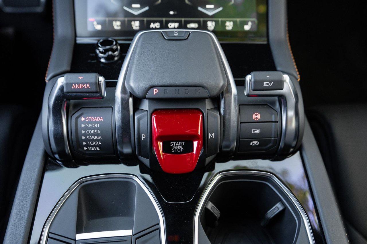 2025 Lamborghini Urus SE Photo