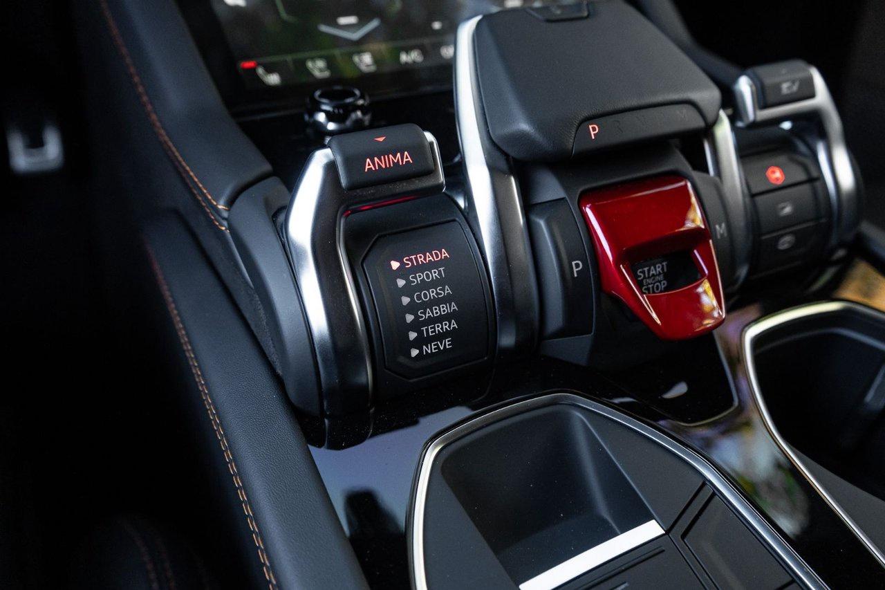2025 Lamborghini Urus SE Photo