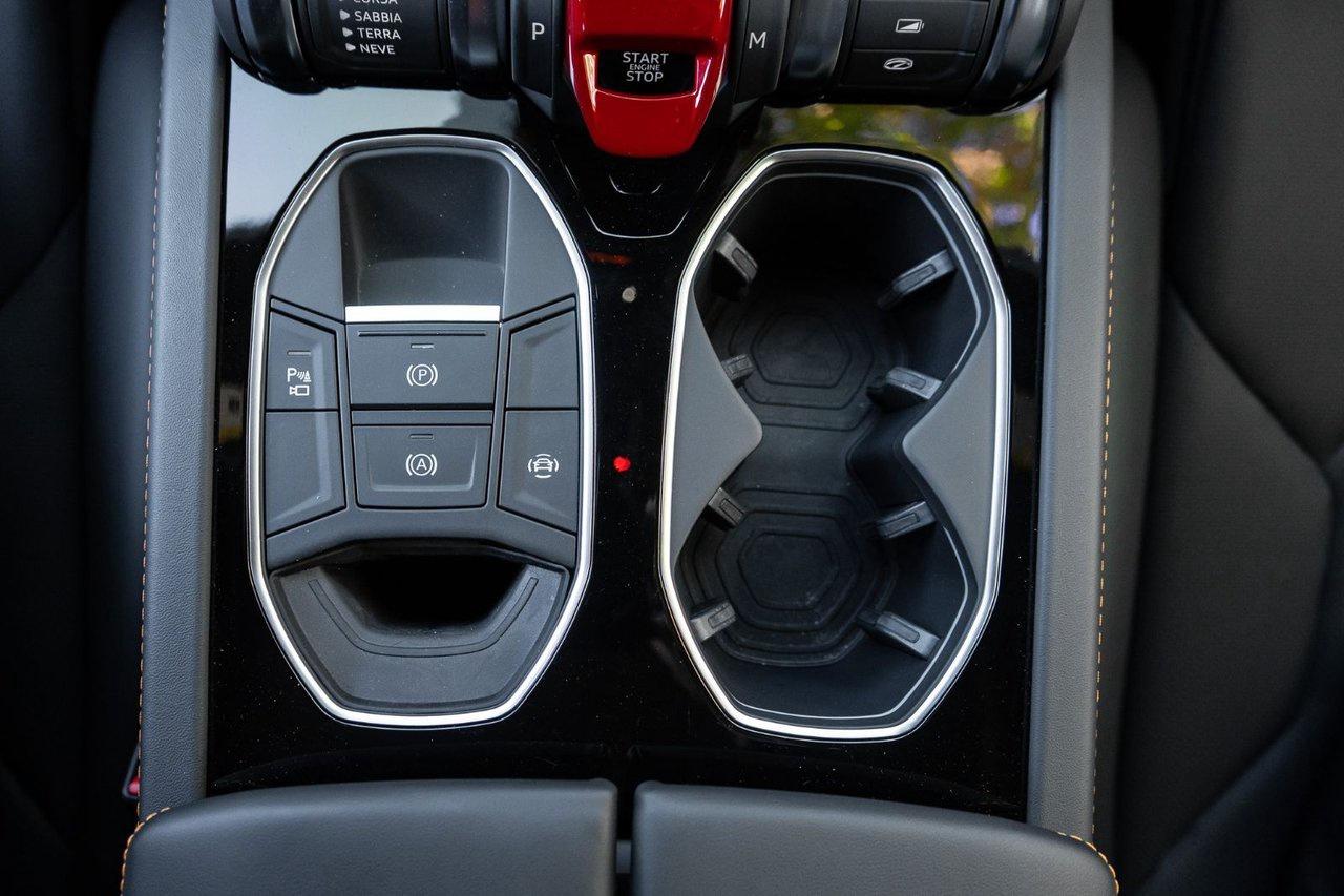 2025 Lamborghini Urus SE Photo