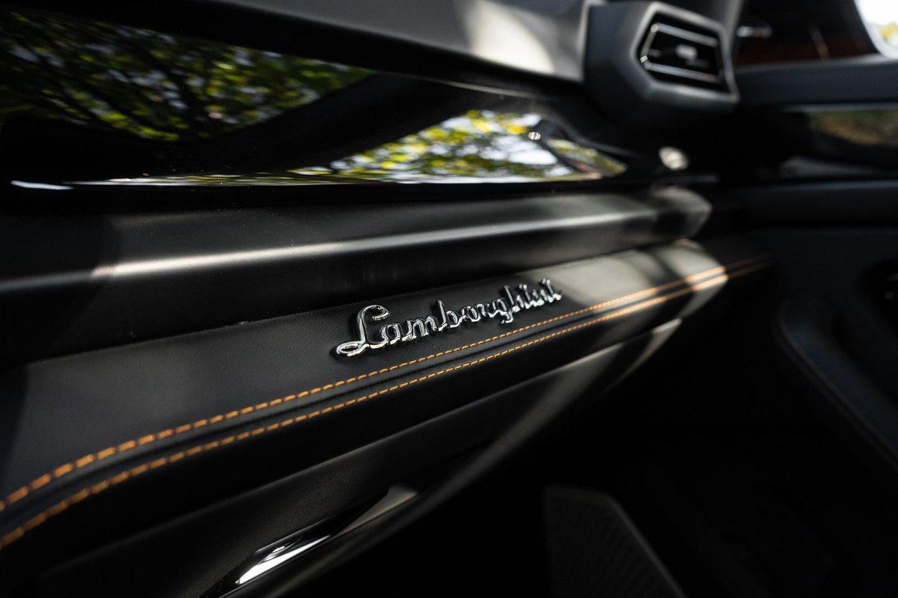 2025 Lamborghini Urus SE Photo
