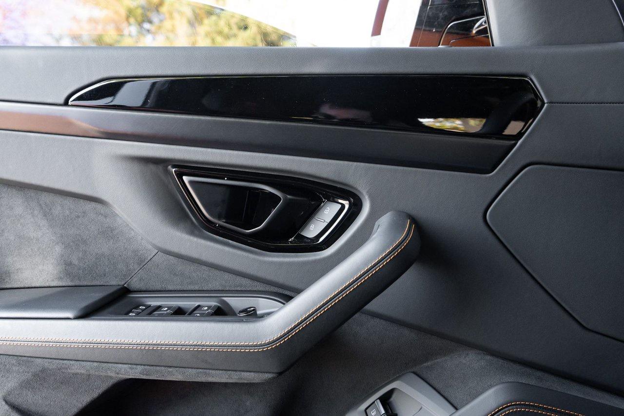 2025 Lamborghini Urus SE Photo