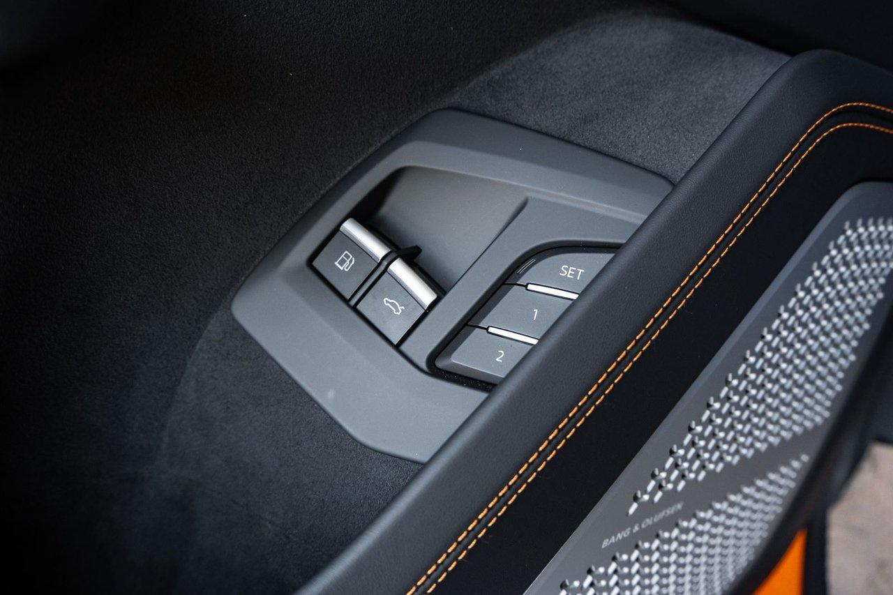 2025 Lamborghini Urus SE Photo