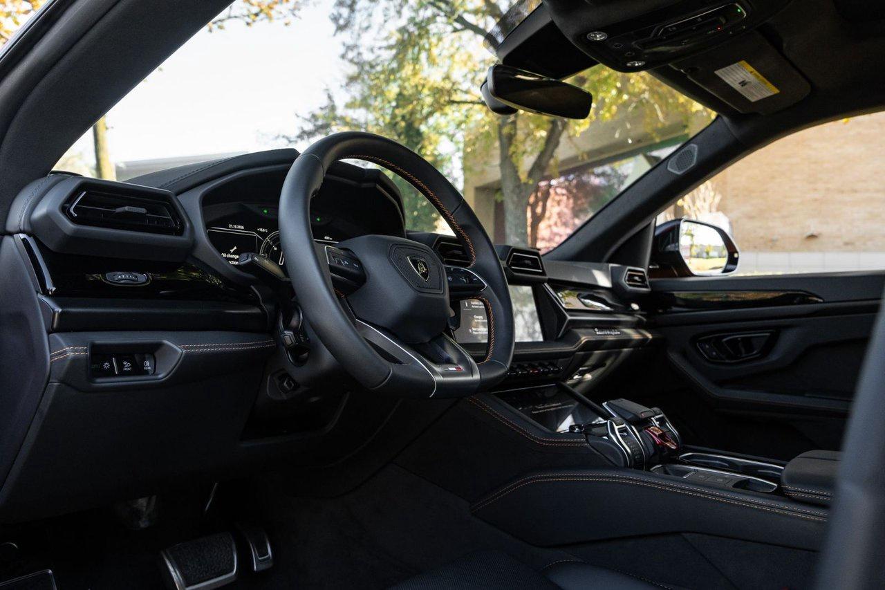 2025 Lamborghini Urus SE Photo
