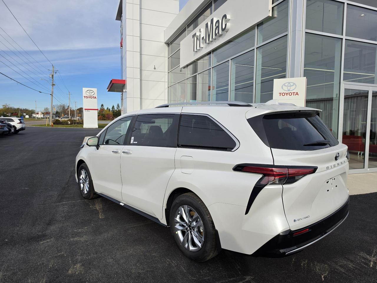 2026 Toyota Sienna SIENNA LIMITED AWD 7-PASS / OP Photo2