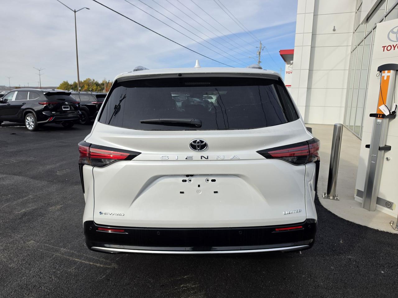 2026 Toyota Sienna SIENNA LIMITED AWD 7-PASS / OP Photo3