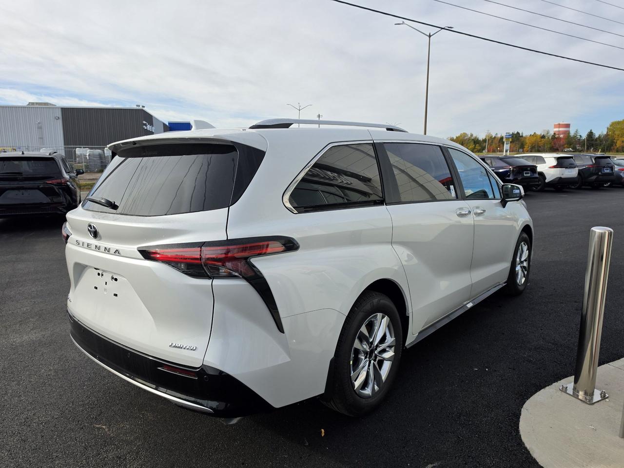 2026 Toyota Sienna SIENNA LIMITED AWD 7-PASS / OP Photo4