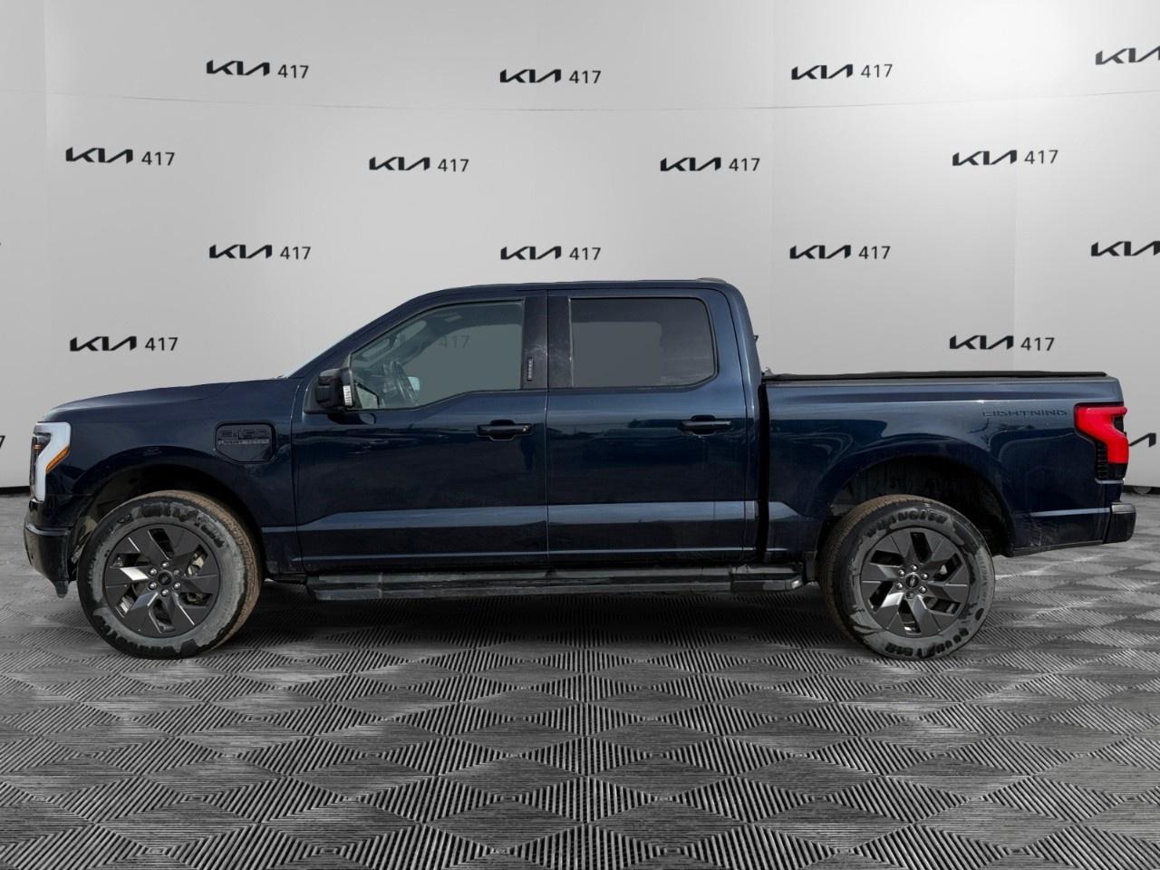 2023 Ford F-150 Lightning Lariat 4WD SuperCrew 5.5' Box Photo5