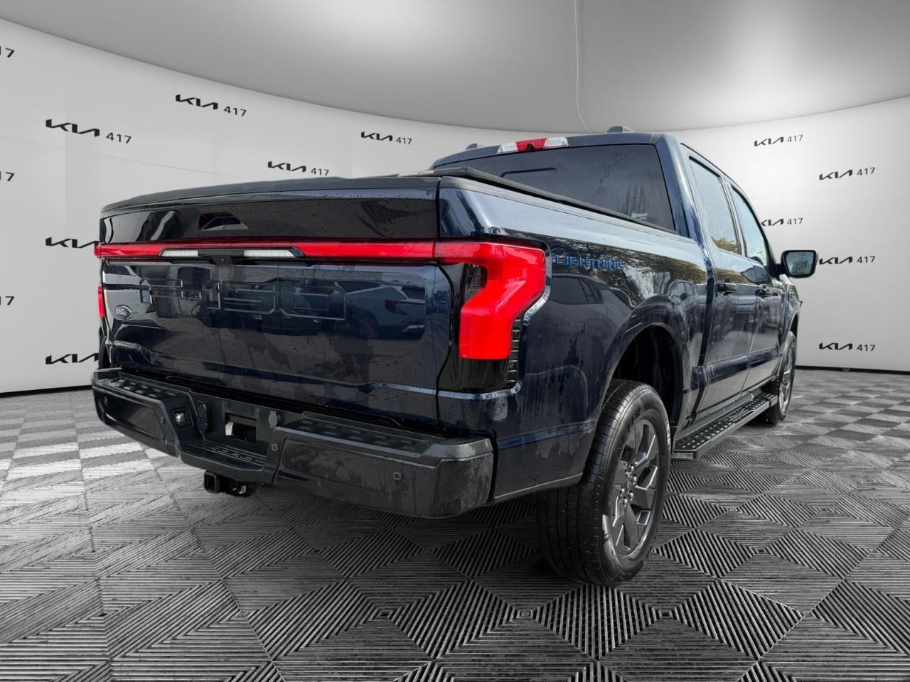 2023 Ford F-150 Lightning Lariat 4WD SuperCrew 5.5' Box Photo4