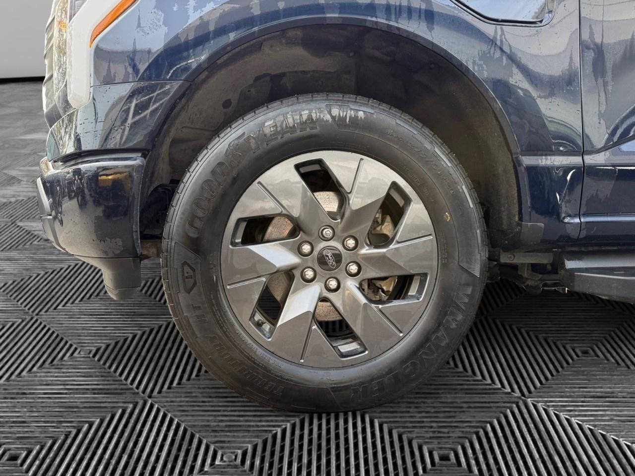 2023 Ford F-150 Lightning Lariat 4WD SuperCrew 5.5' Box Photo