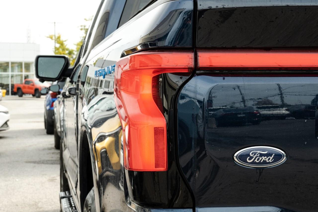 2023 Ford F-150 Lightning Lariat 4WD SuperCrew 5.5' Box Photo