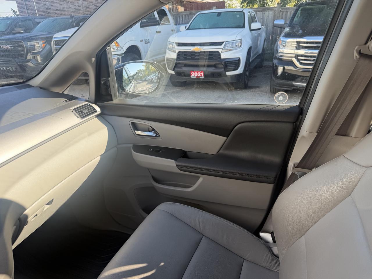 2015 Honda Odyssey Touring w/RES & Navi Photo