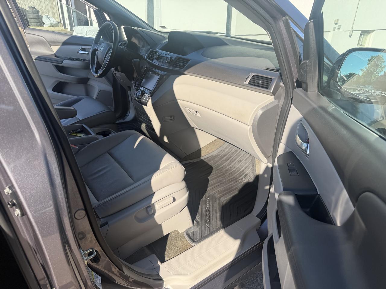 2015 Honda Odyssey Touring w/RES & Navi Photo