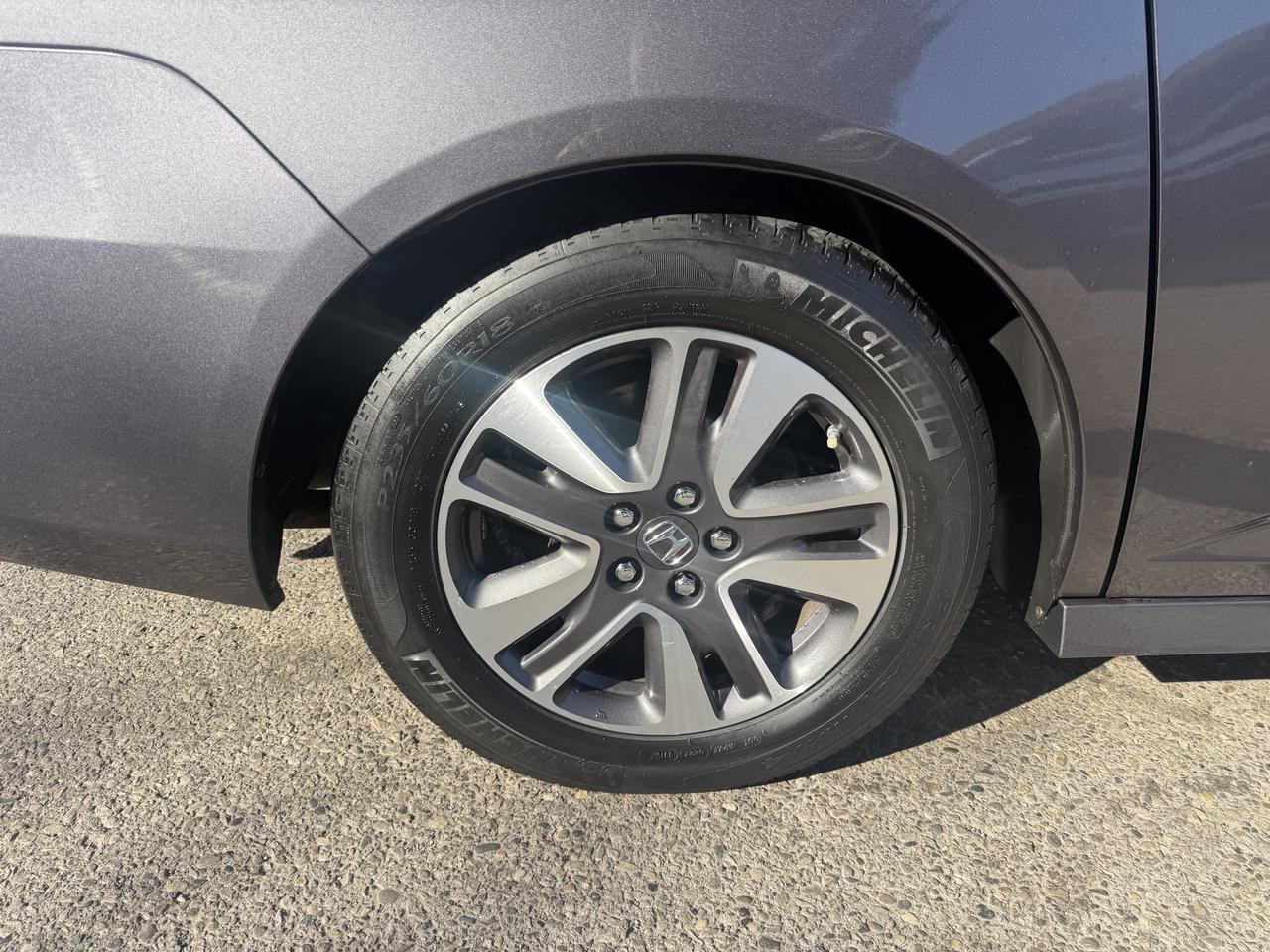 2015 Honda Odyssey Touring w/RES & Navi Photo