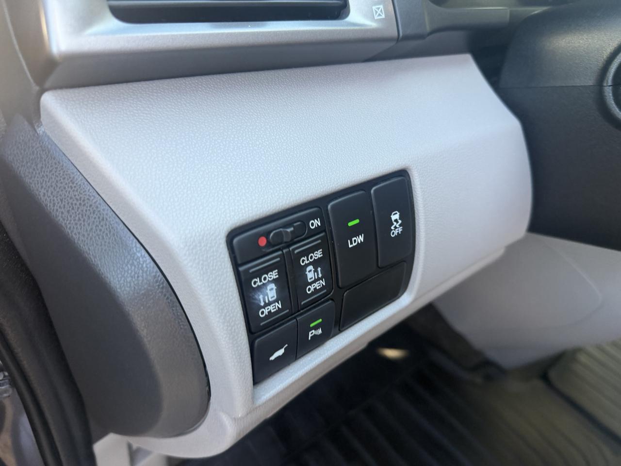 2015 Honda Odyssey Touring w/RES & Navi Photo