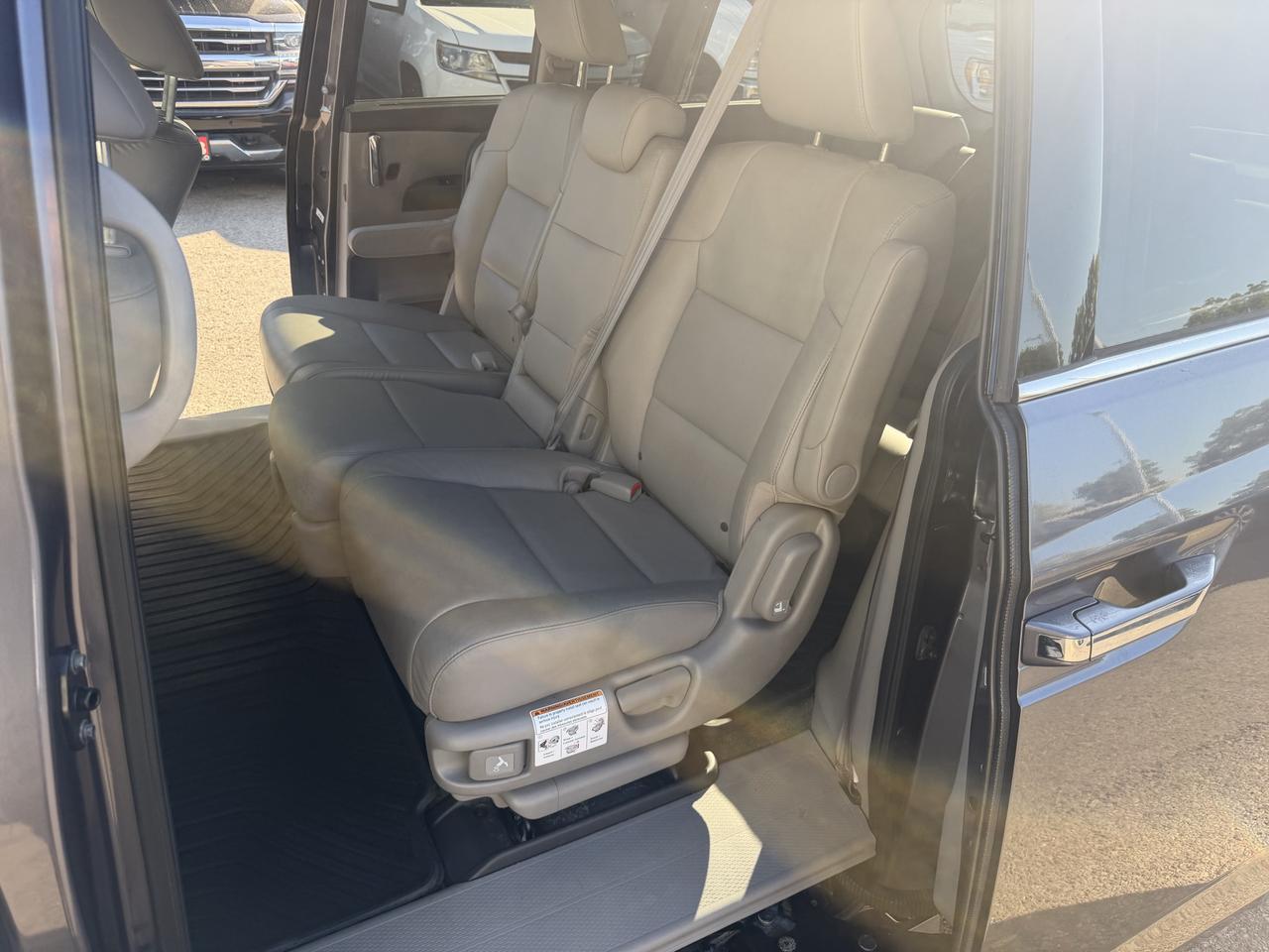 2015 Honda Odyssey Touring w/RES & Navi Photo