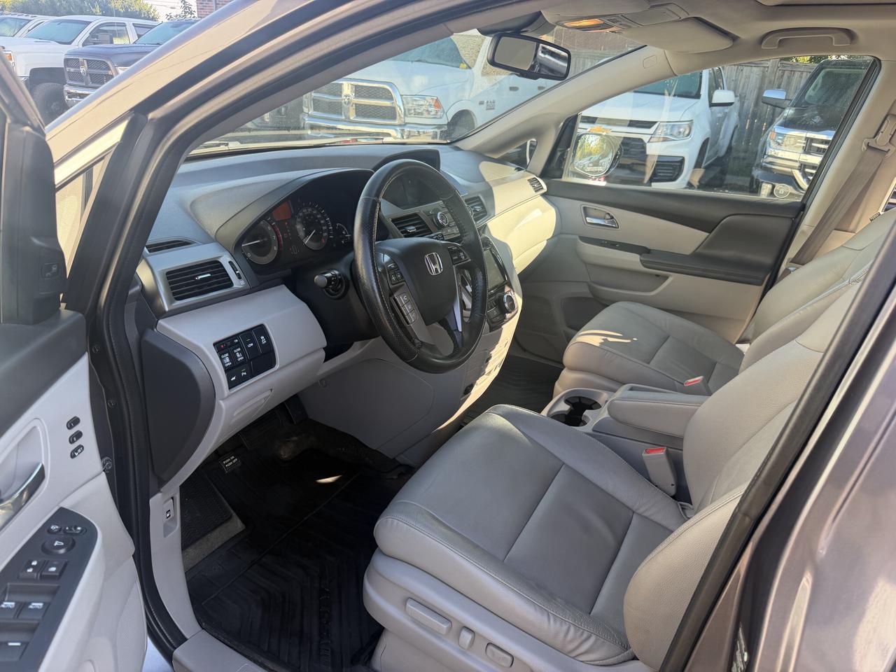 2015 Honda Odyssey Touring w/RES & Navi Photo