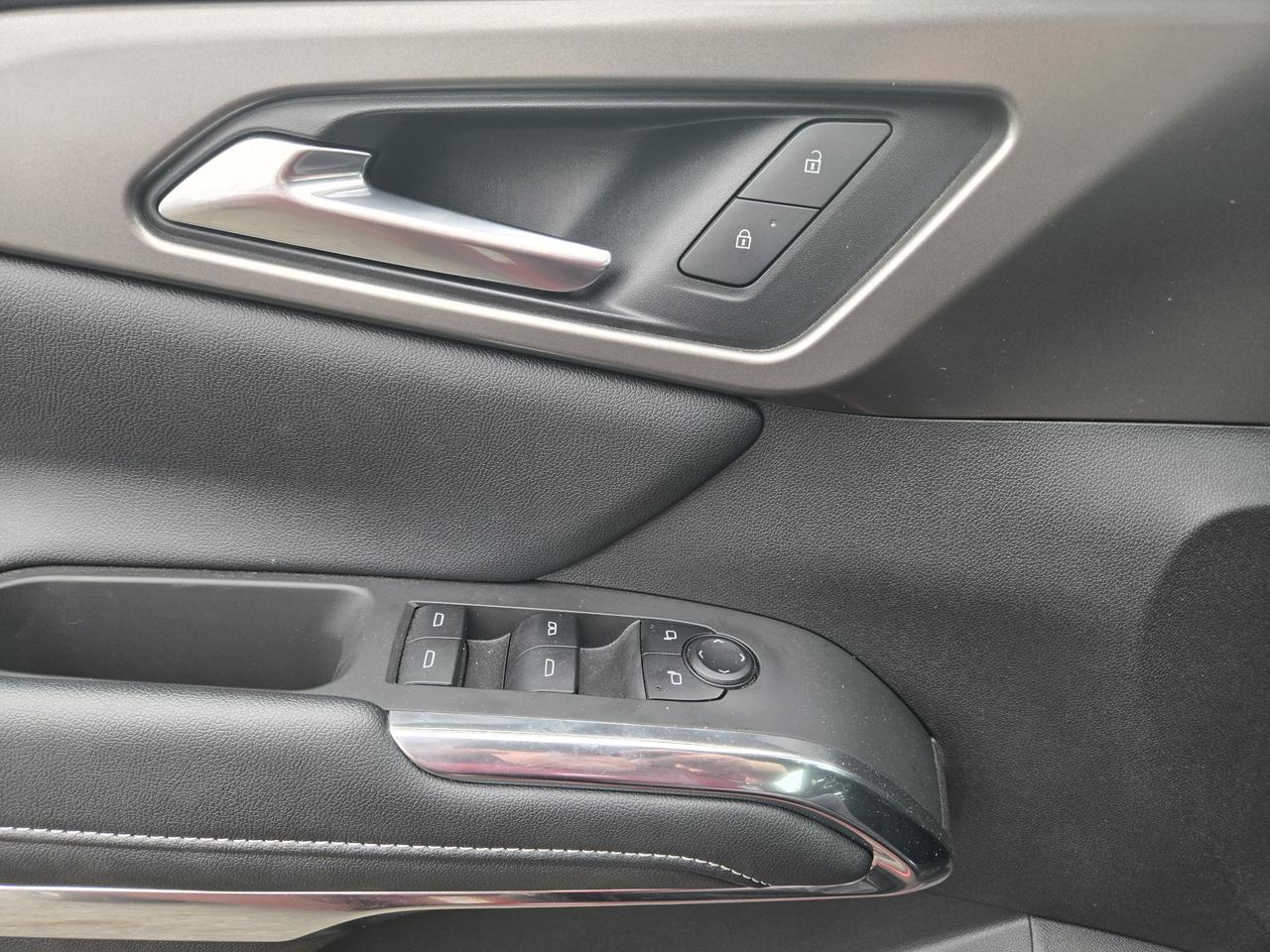 2025 Chevrolet Traverse LT Photo
