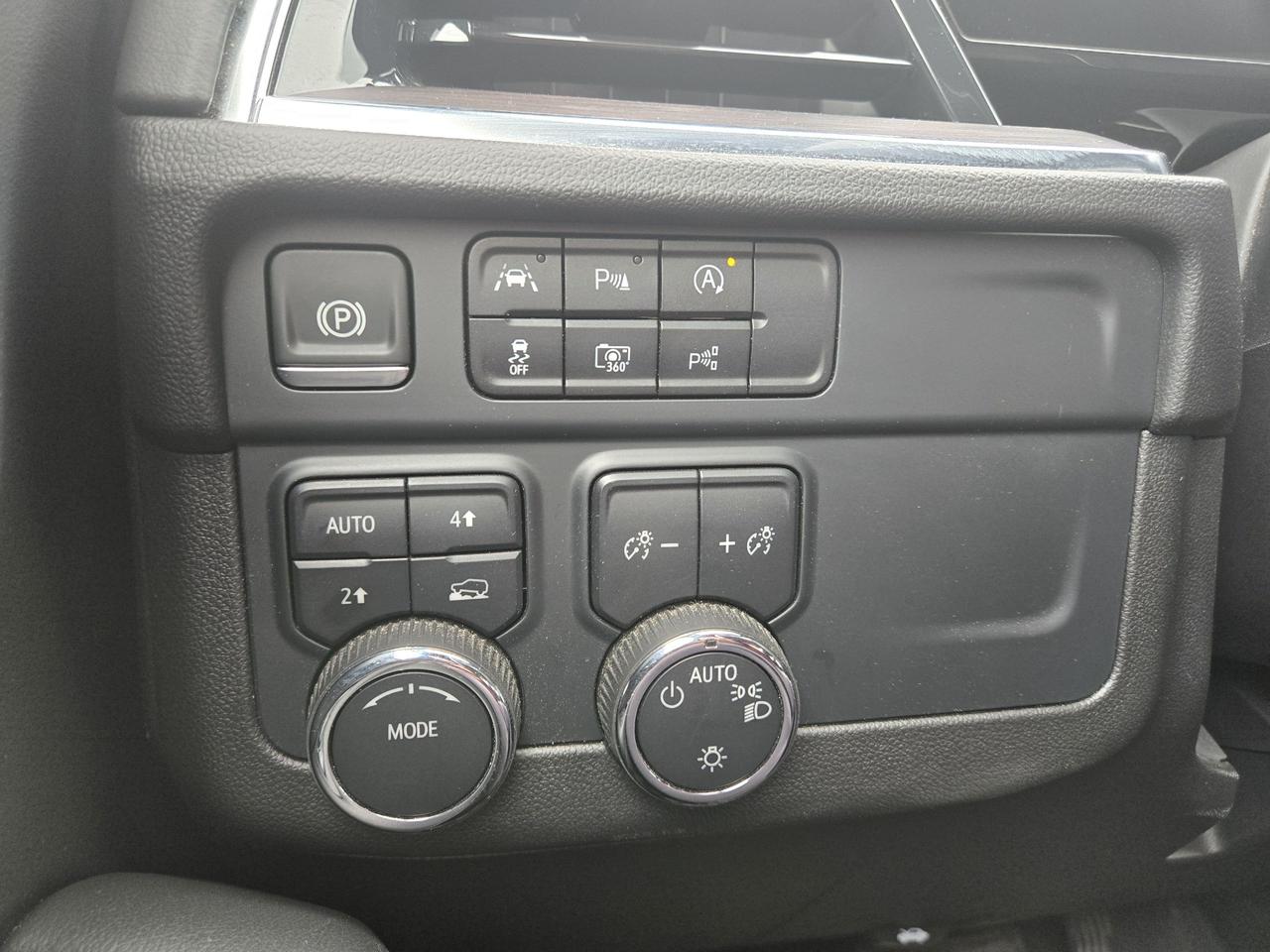 2025 Chevrolet Suburban LS Photo