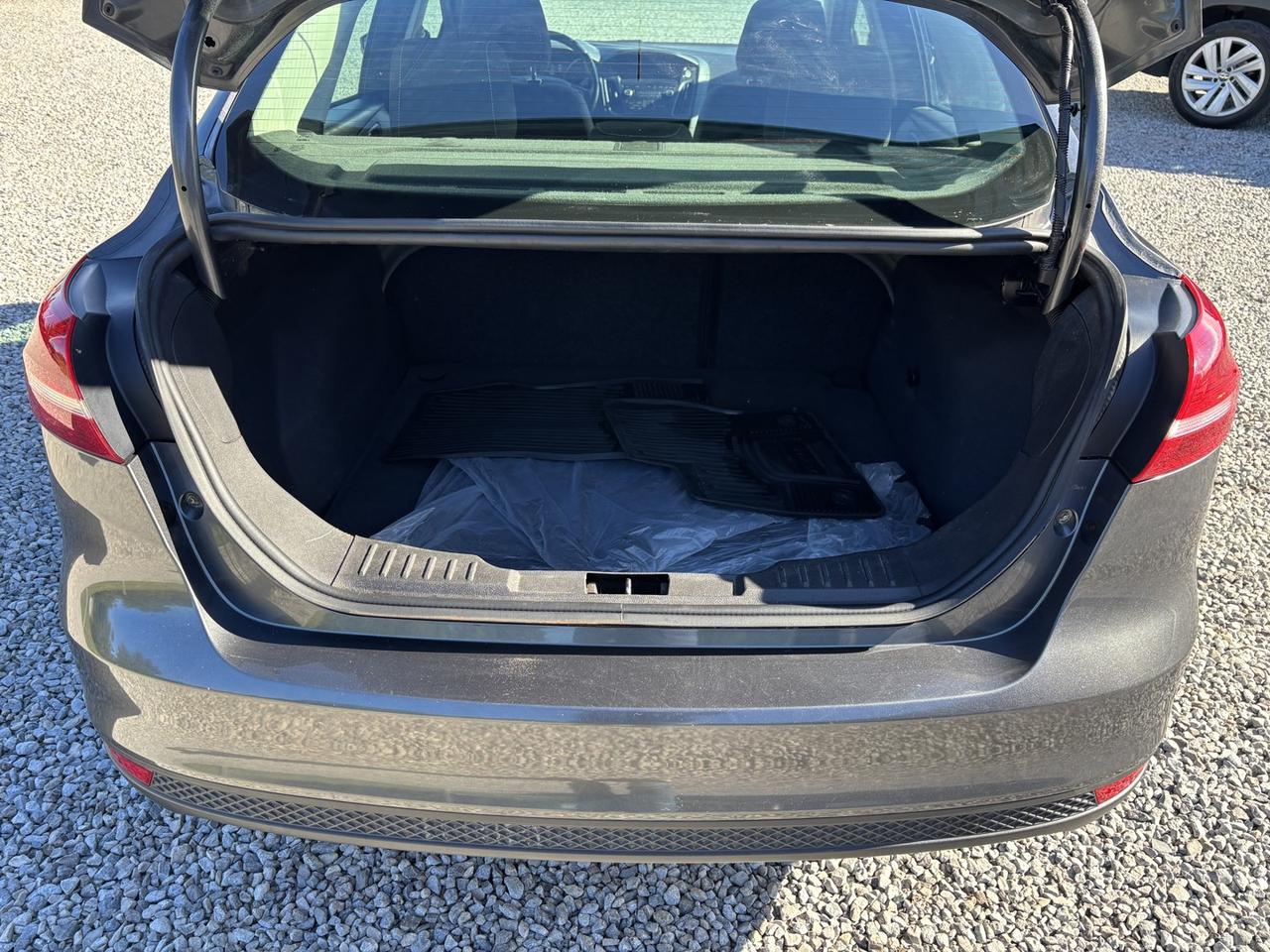 2018 Ford Focus SE Sedan ~CLEAN CARFAX~31 FORD DEALER SERVICE RECORDS~ Photo