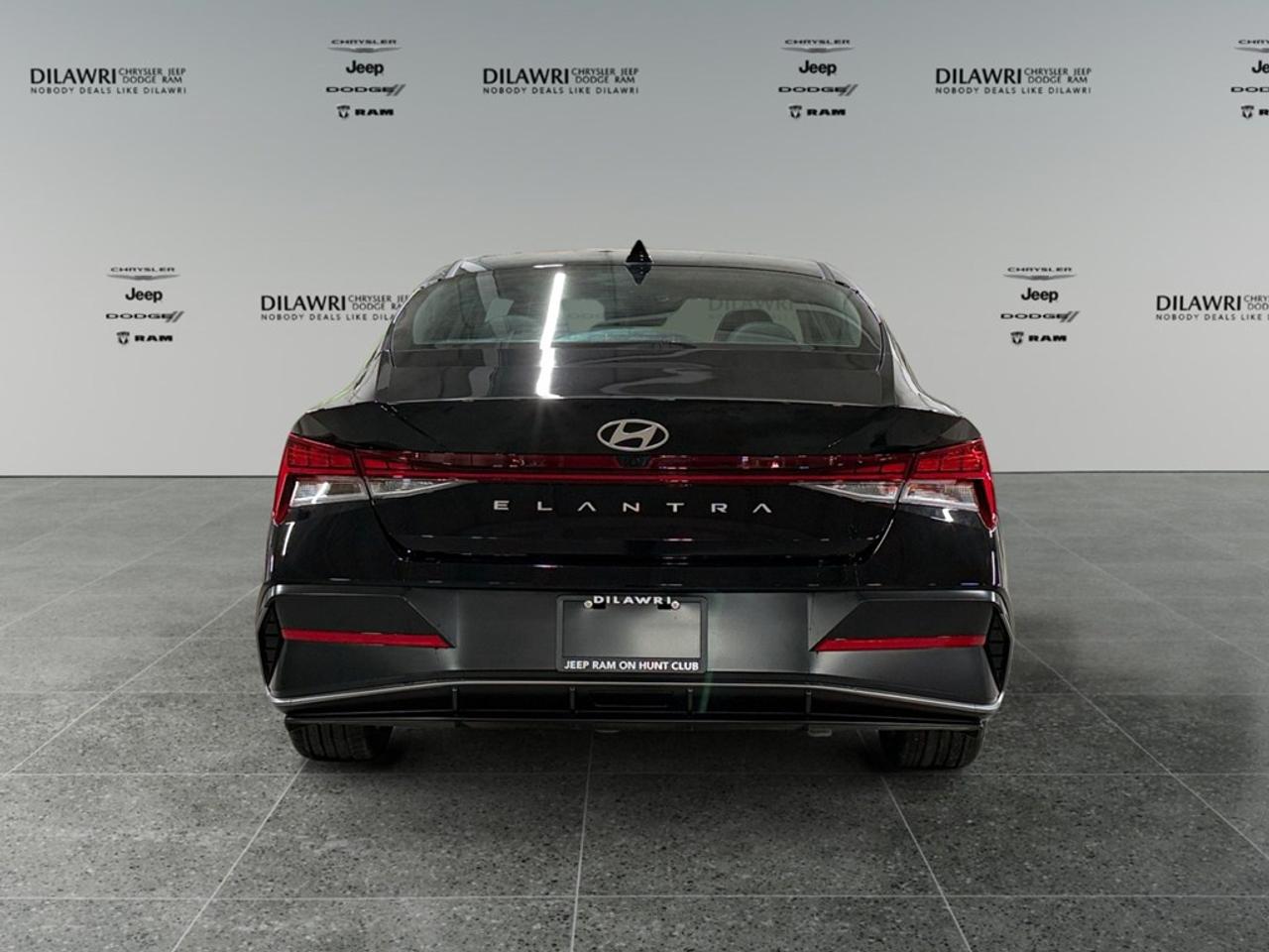 2026 Hyundai Elantra Luxury IVT Photo3