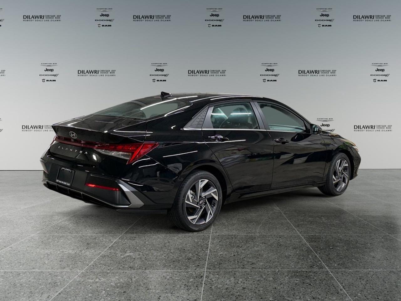 2026 Hyundai Elantra Luxury IVT Photo4