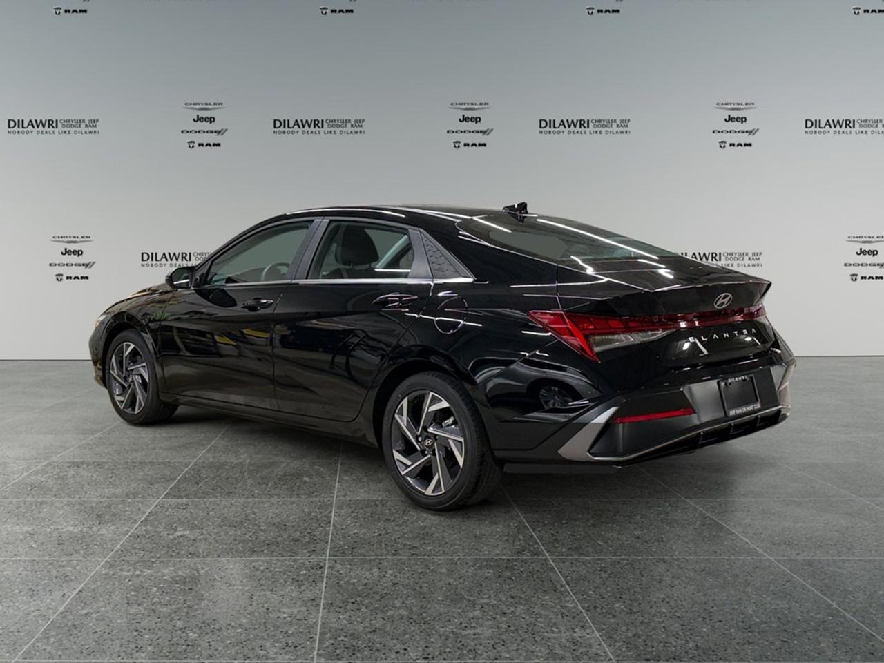 2026 Hyundai Elantra Luxury IVT Photo2