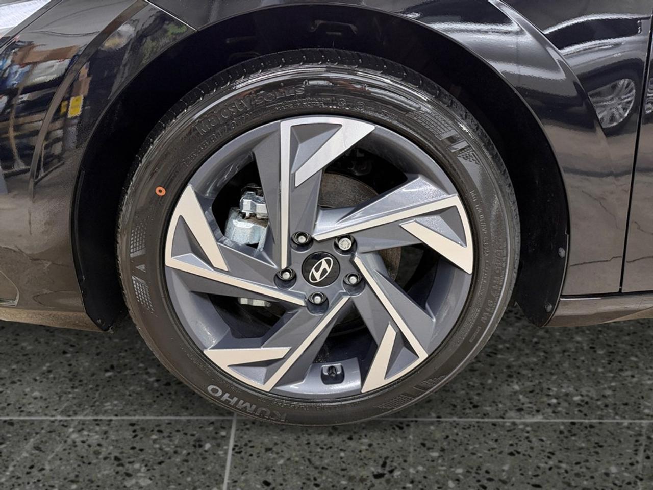 2026 Hyundai Elantra Luxury IVT Photo