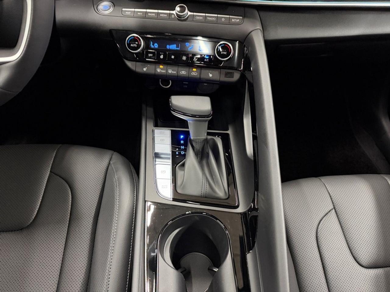 2026 Hyundai Elantra Luxury IVT Photo