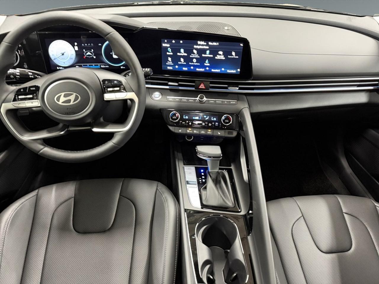 2026 Hyundai Elantra Luxury IVT Photo