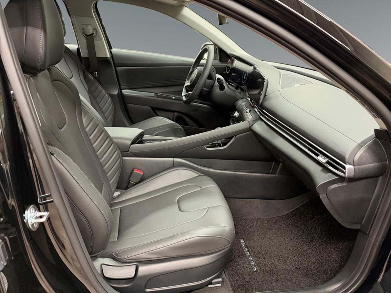 2026 Hyundai Elantra Luxury IVT Photo