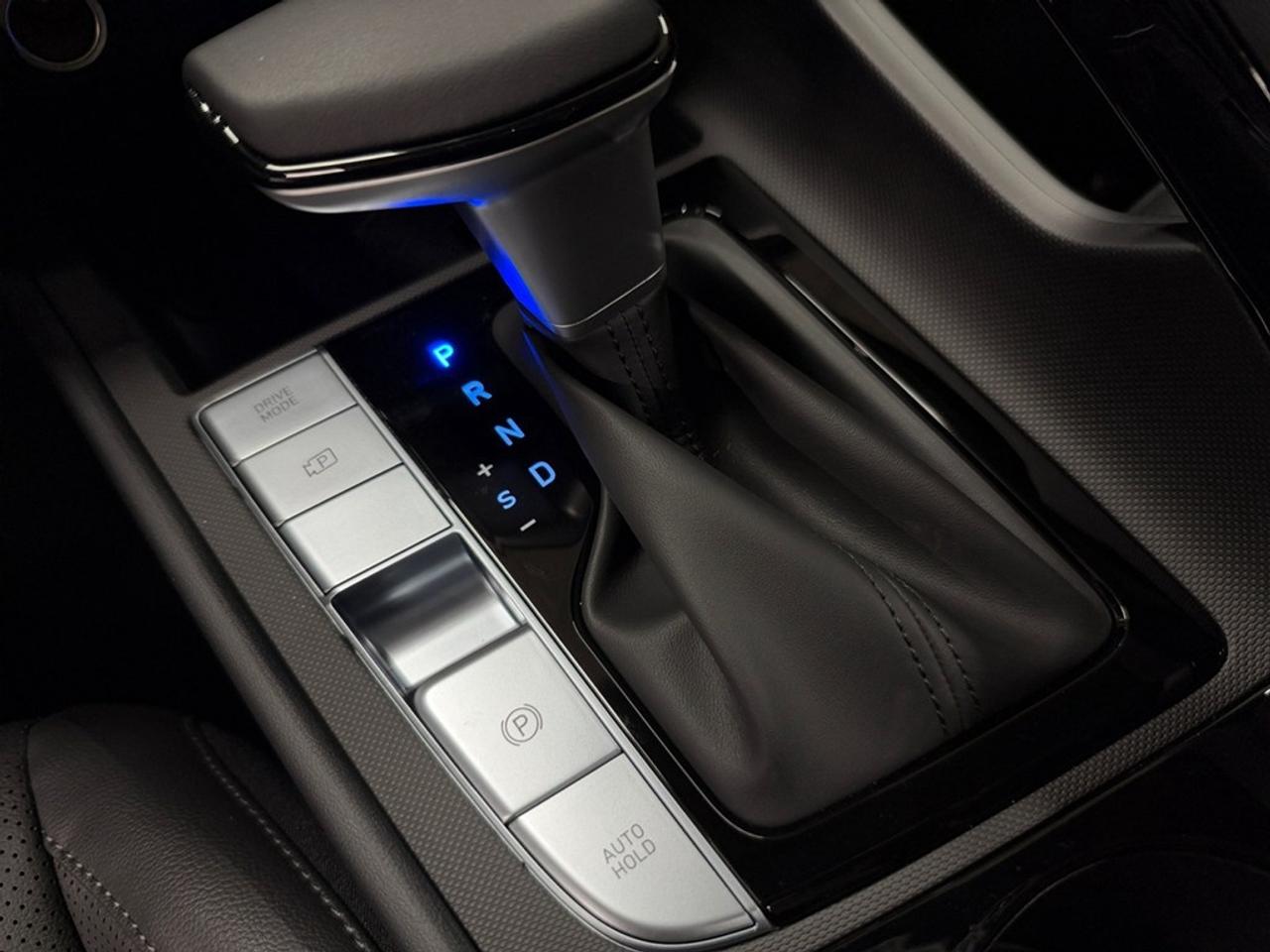 2026 Hyundai Elantra Luxury IVT Photo