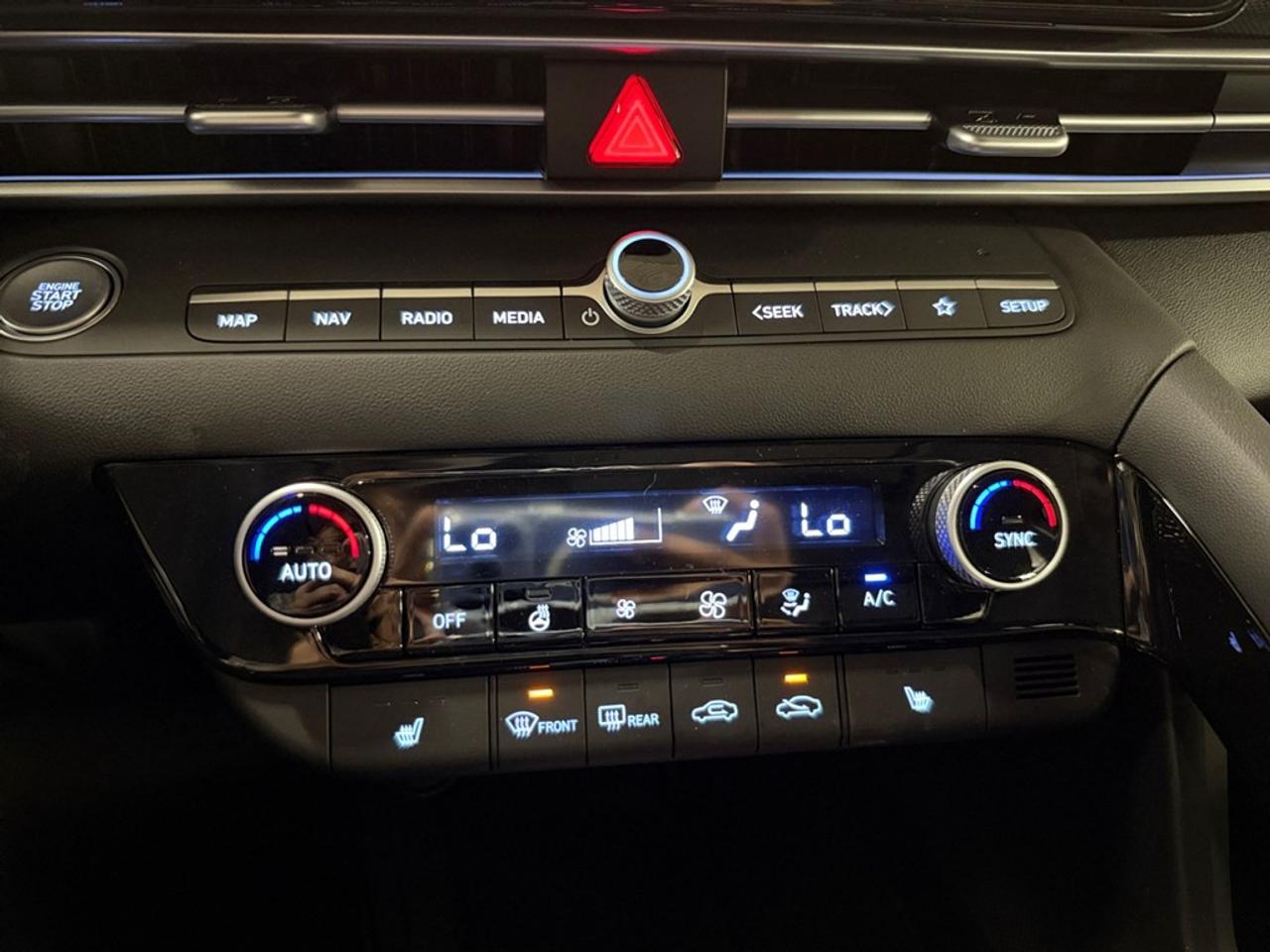 2026 Hyundai Elantra Luxury IVT Photo