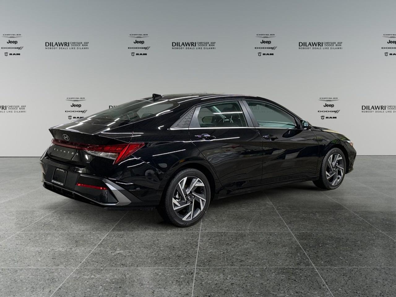 2026 Hyundai Elantra Luxury IVT Photo4