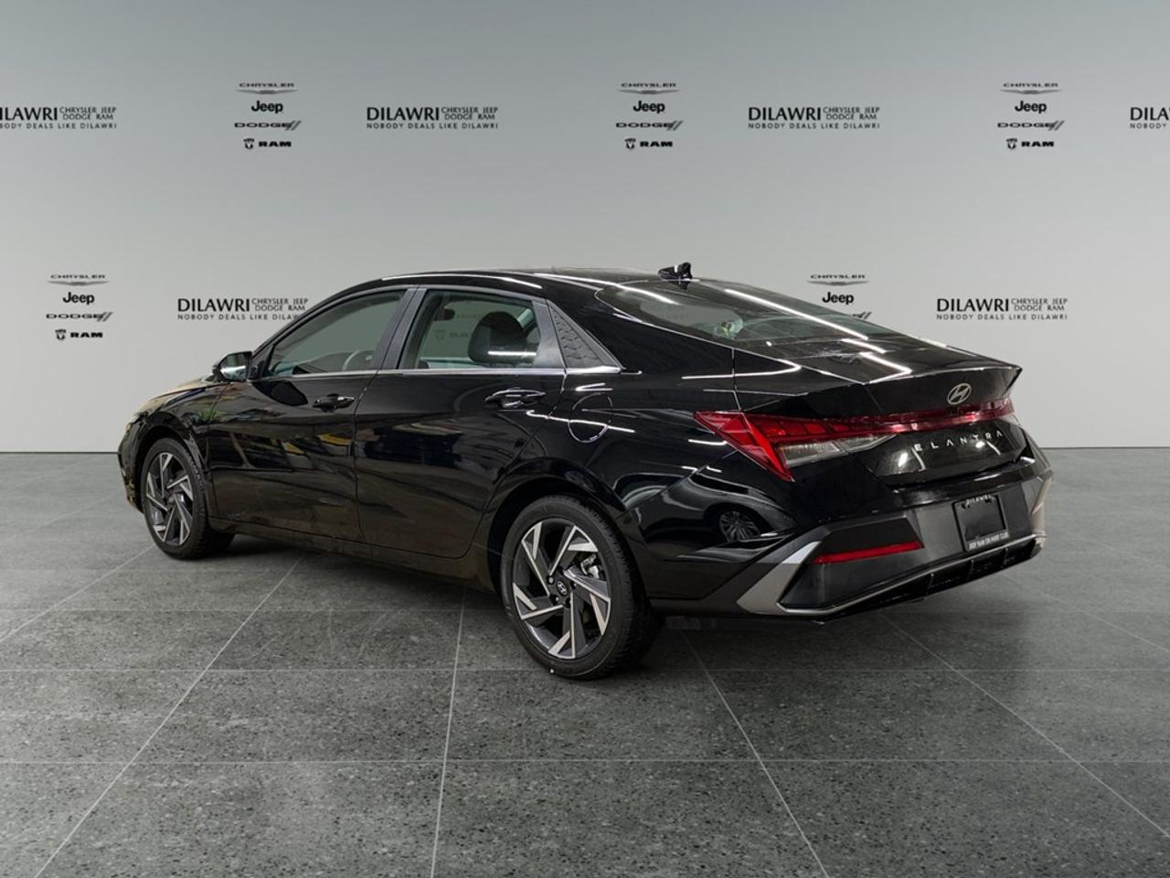 2026 Hyundai Elantra Luxury IVT Photo2