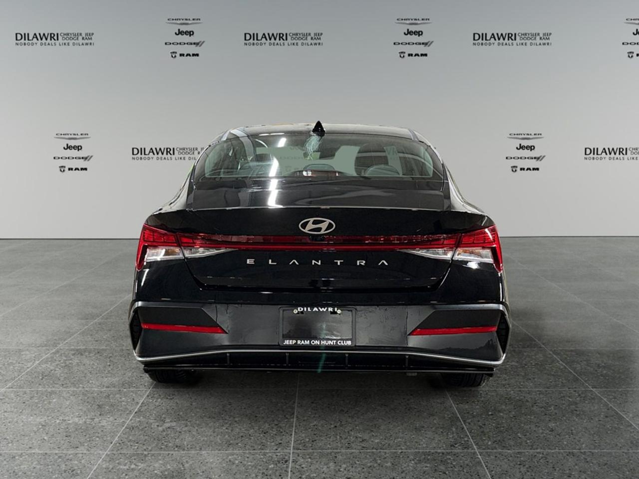 2026 Hyundai Elantra Luxury IVT Photo3